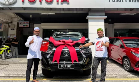 TAHNIAH! Usahawan Muda Amier, Pengarah OTAi Burger Cawangan Jempol Yang Berjaya Memiliki Kereta Toyota Hilux D/C 2.4V AT 4×4 (DEX 363) pada 12 Jun 2024.